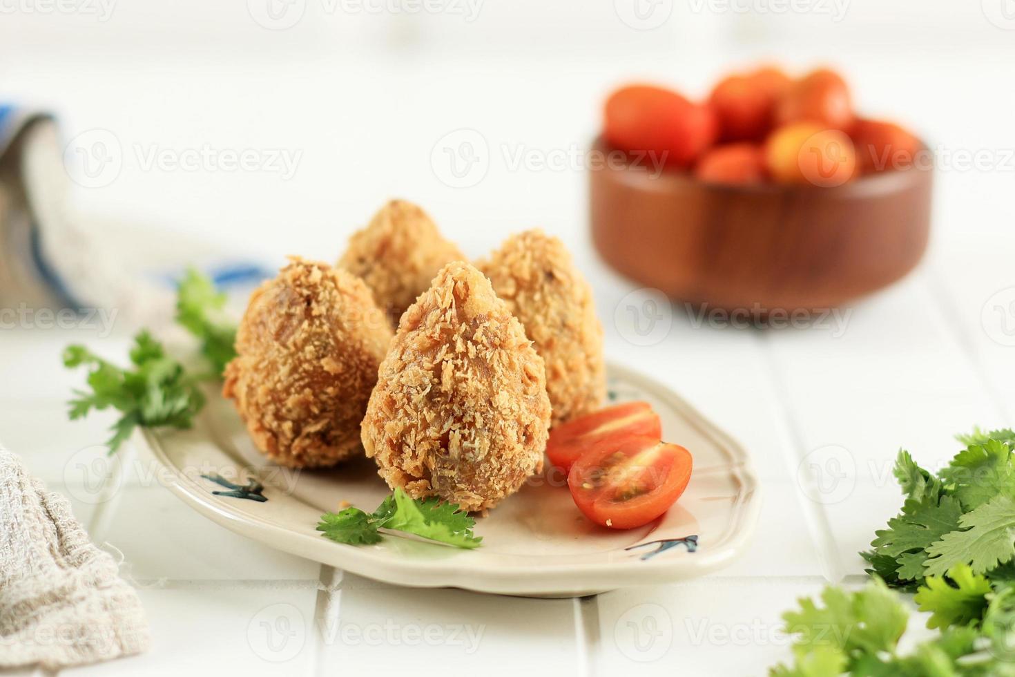 coxinha. frito croquete com trincado frango. foto