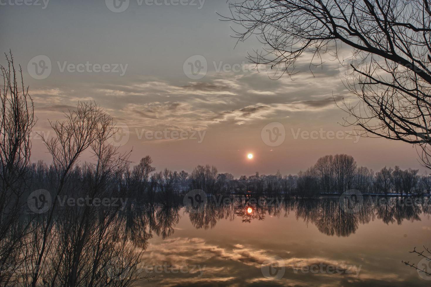 Maravilhoso lago pôr do sol dentro inverno Tempo foto