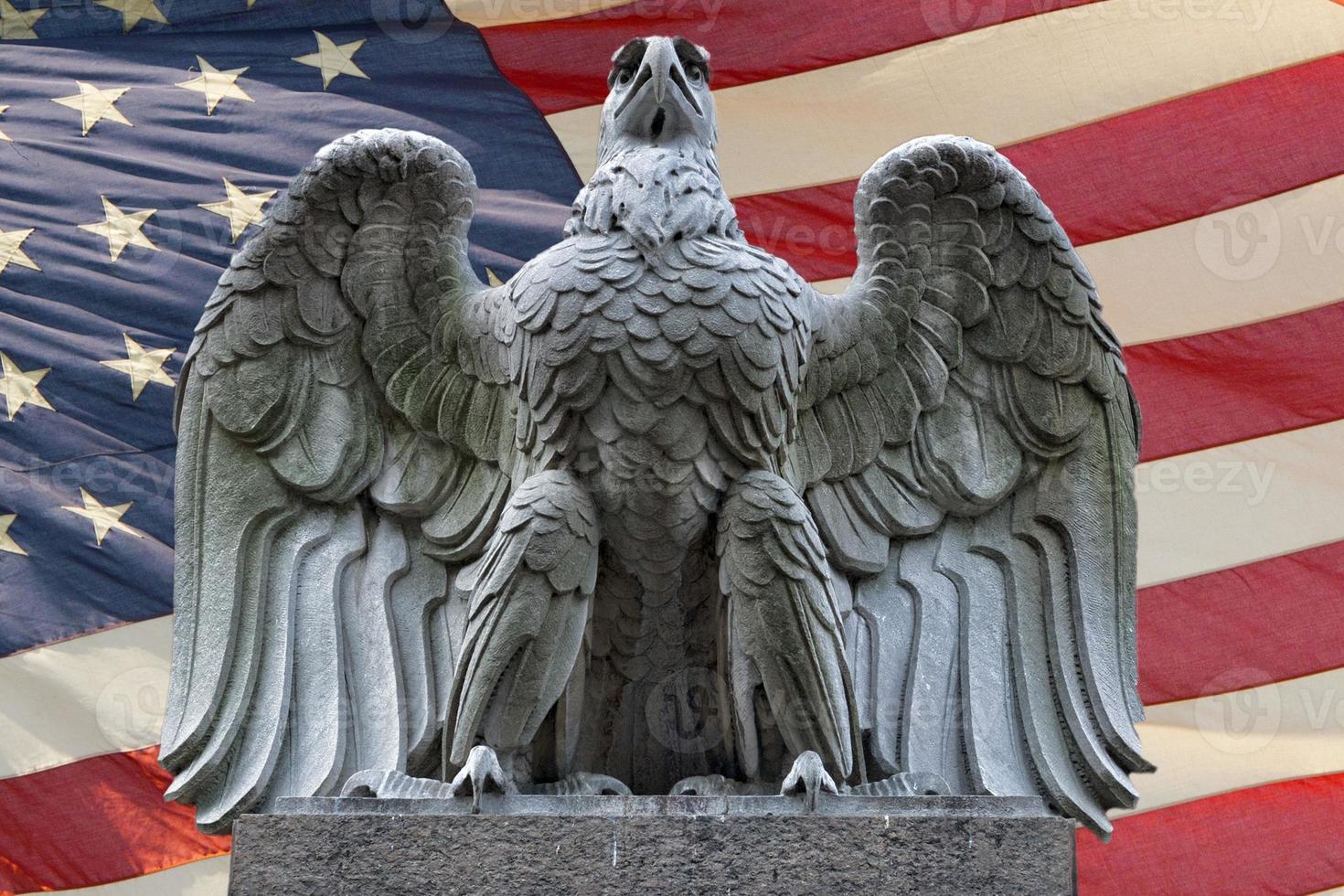 americano Águia estátua em bandeira fundo foto