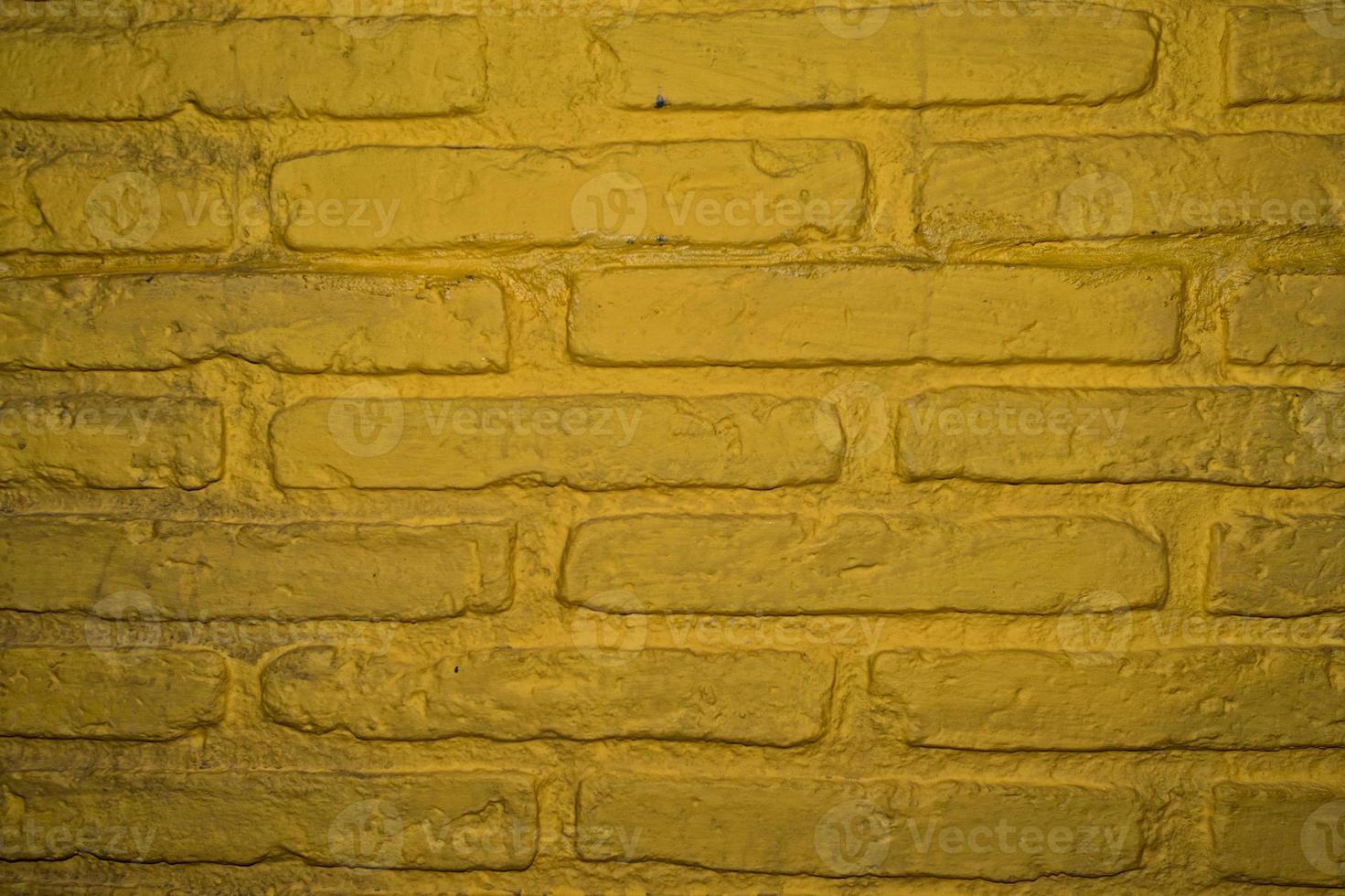 velho amarelo tijolo parede foto