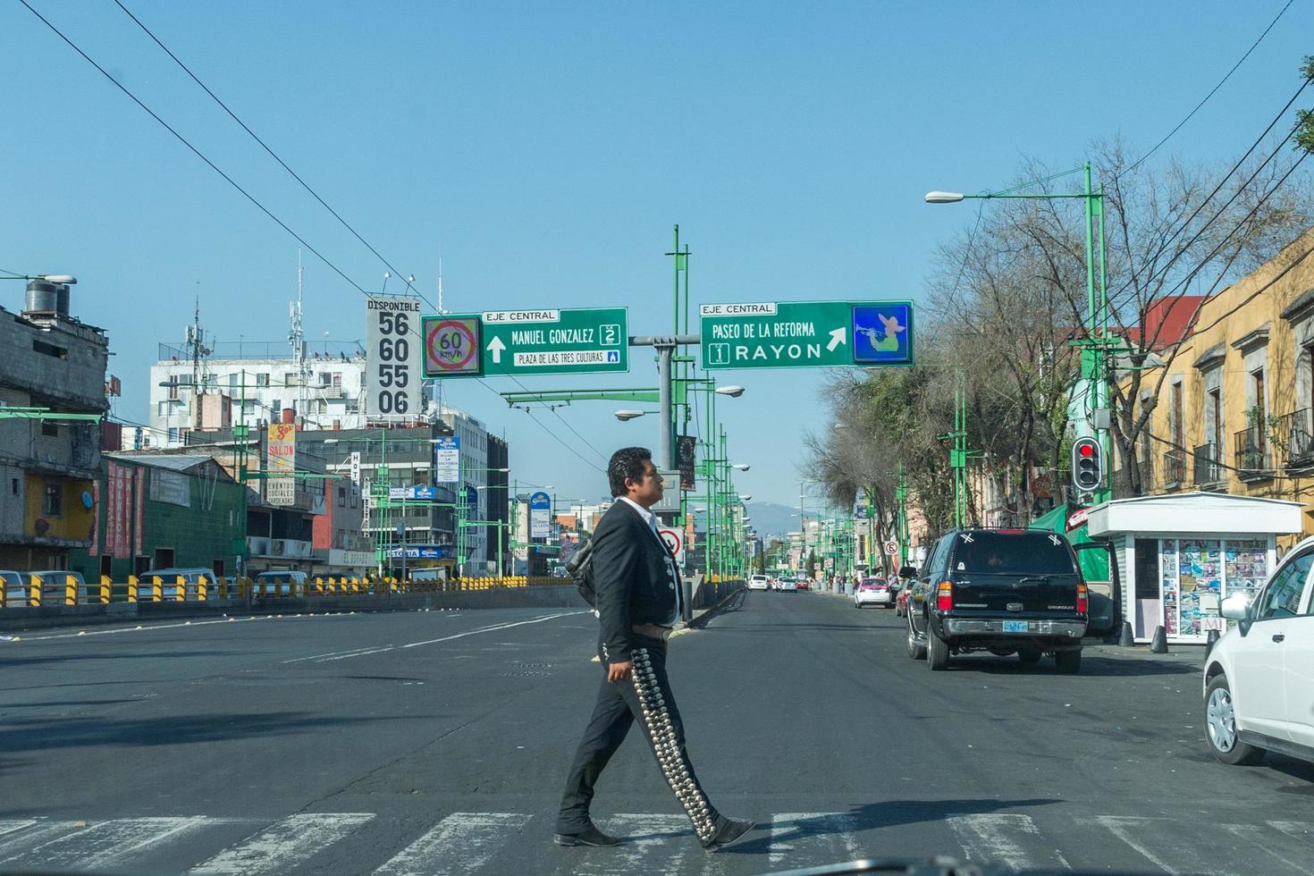 México cidade, México - fevereiro, 9 2015 - mariachi vestido homem cruzando a rua foto