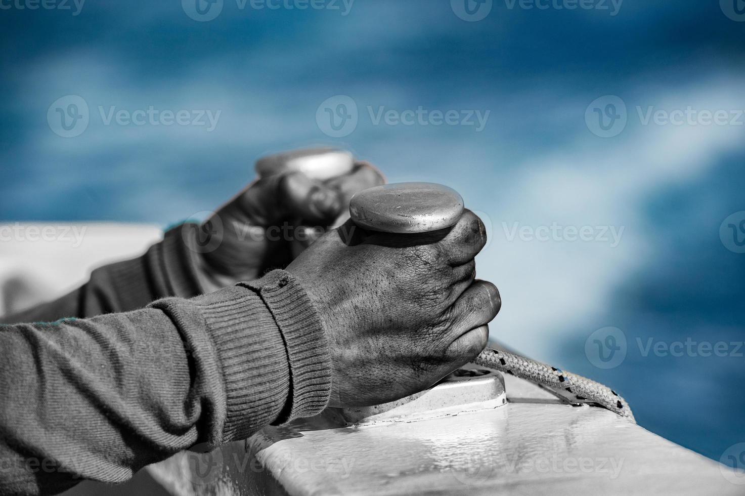 mãos de migrante negro detalhe no barco foto