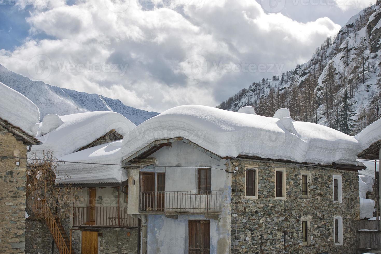 telhados cobertos de neve foto