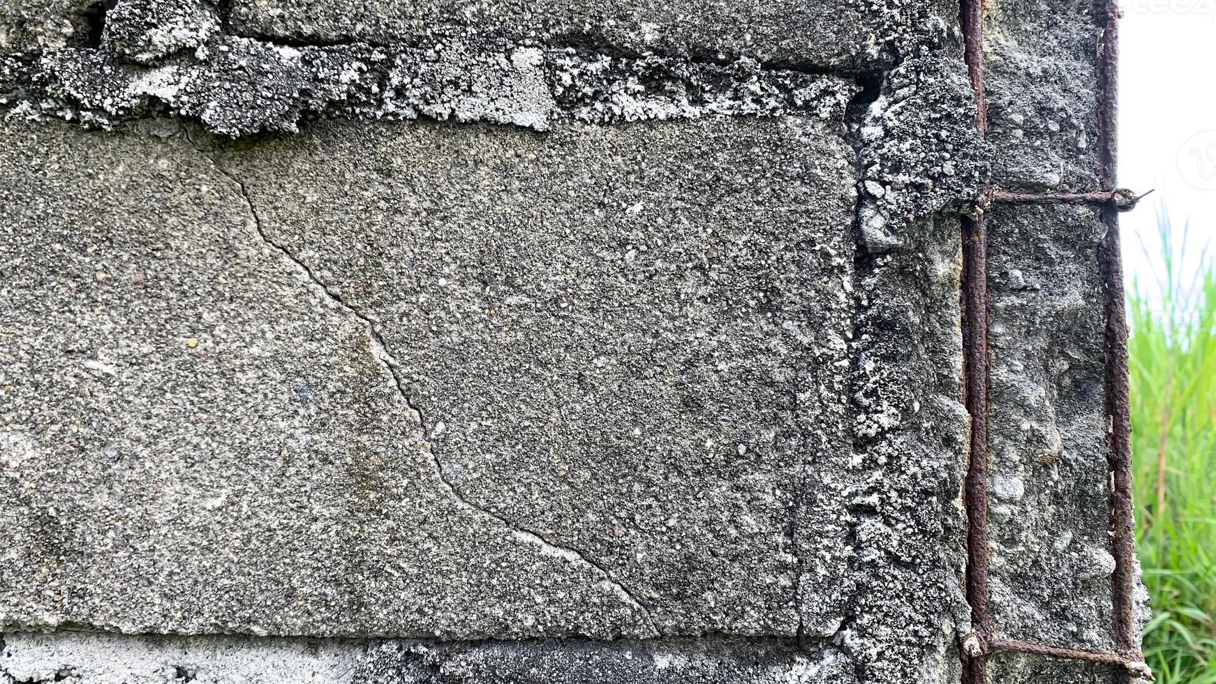 canto adobe parede com corroído estrutural aço enquadramento foto