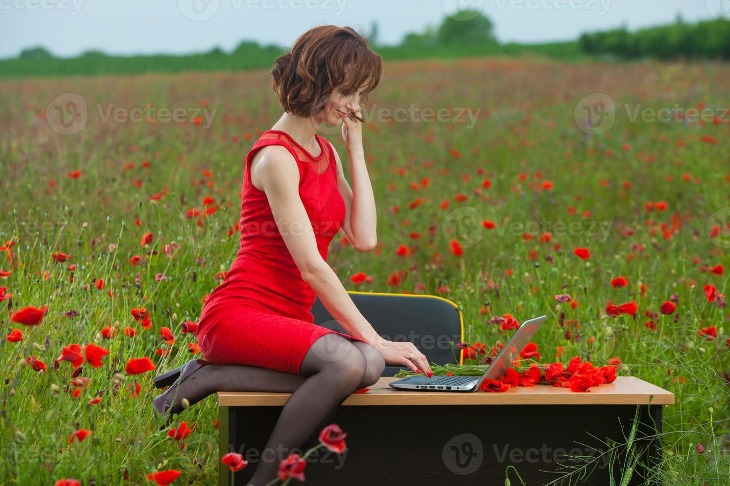 lindo mulher ou o negócio mulher falando em uma célula telefone fora. ao ar livre retrato do uma lindo feliz empresária falando em célula telefone. foto