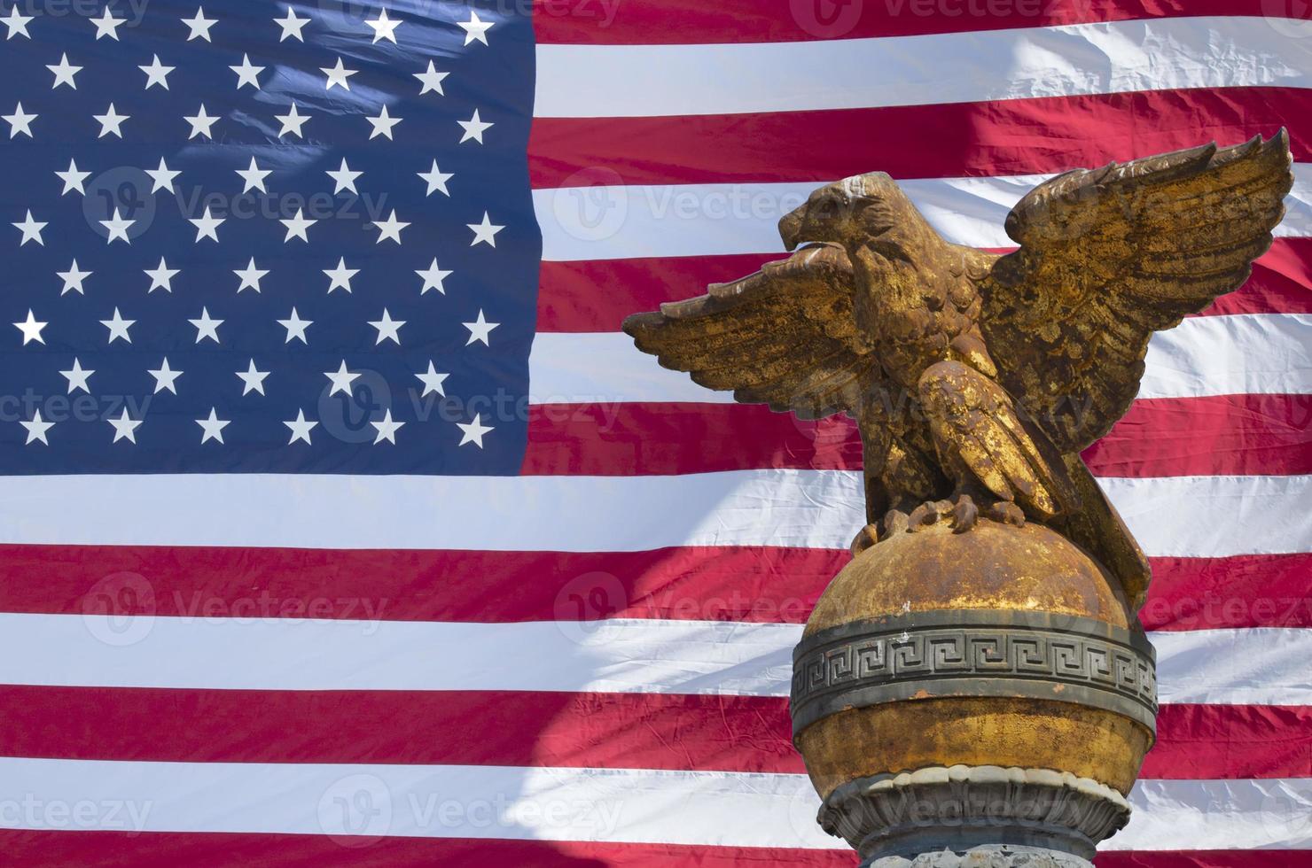 EUA Águia bronze estátua em americano bandeira estrelas e listras fundo foto