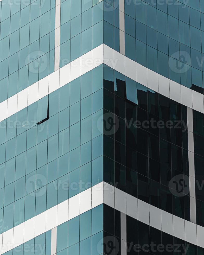 janelas de um prédio alto foto