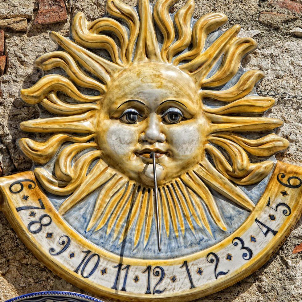 meridiano de relógio de sol de cerâmica foto