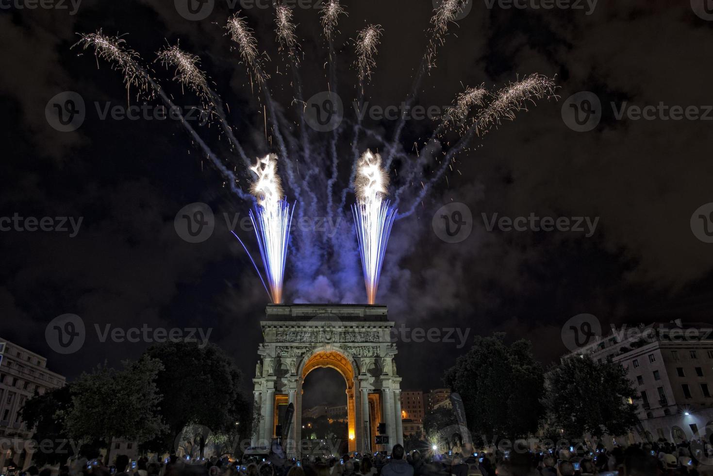 feliz ano novo e feliz natal fogos de artifício no arco do triunfo foto