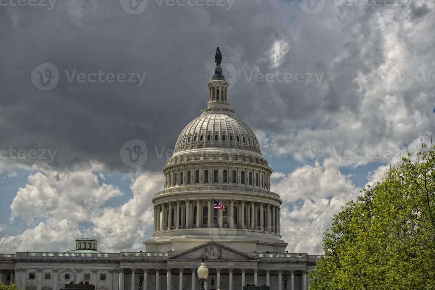 Washington DC Capitólio vista no céu nublado foto