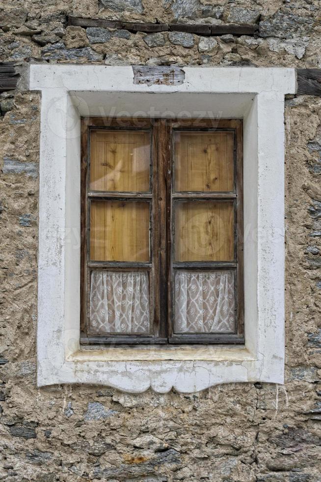 janela de cabana de cabana de madeira velha foto
