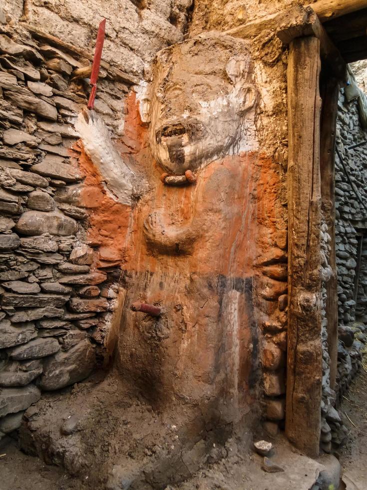 a antigo animista masculino totem guardando uma rua dentro a Vila do kagbeni dentro superior mustang dentro a Nepal himalaya. foto