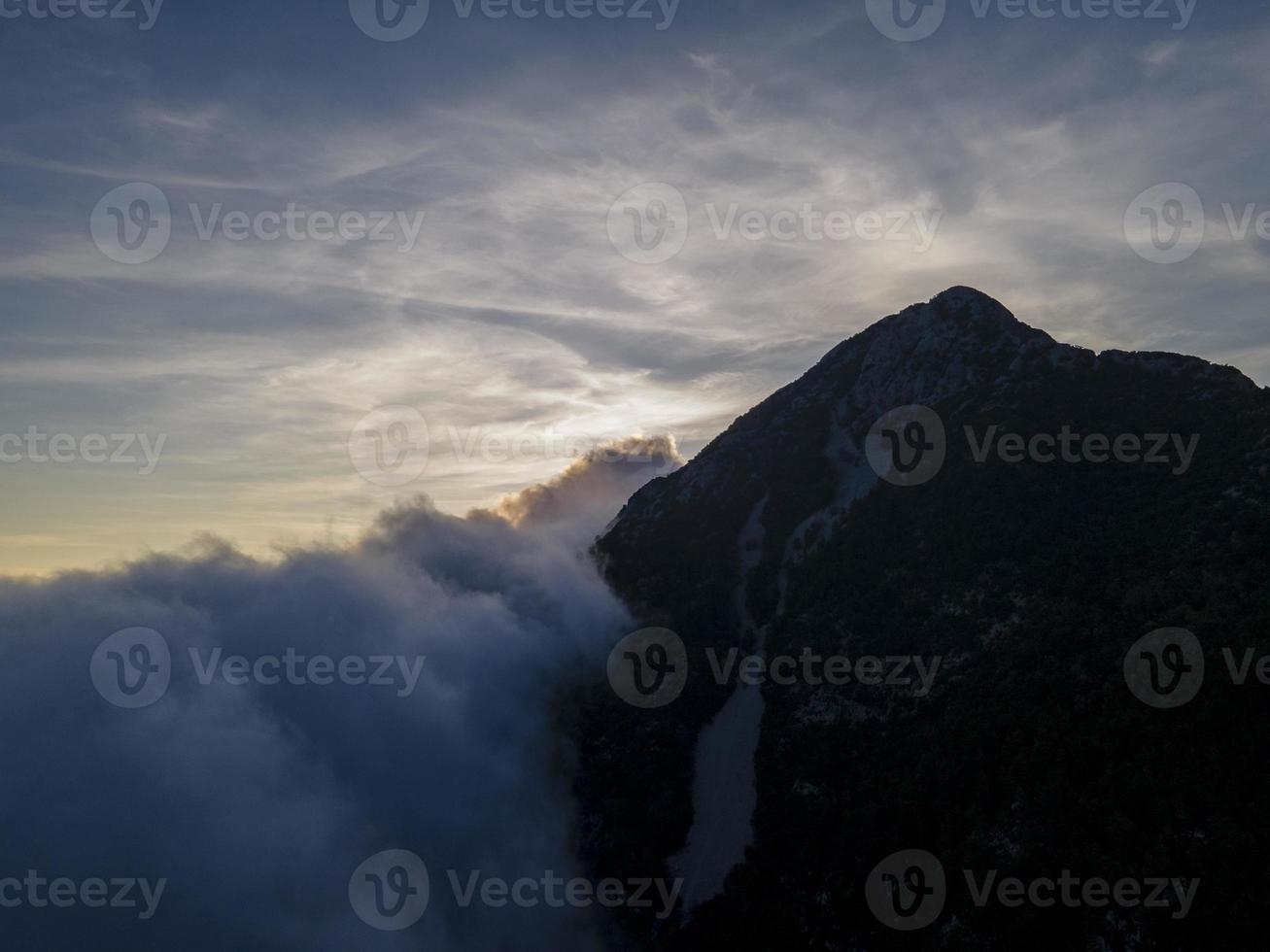 lindo aéreo tiro do montanhas às pôr do sol foto