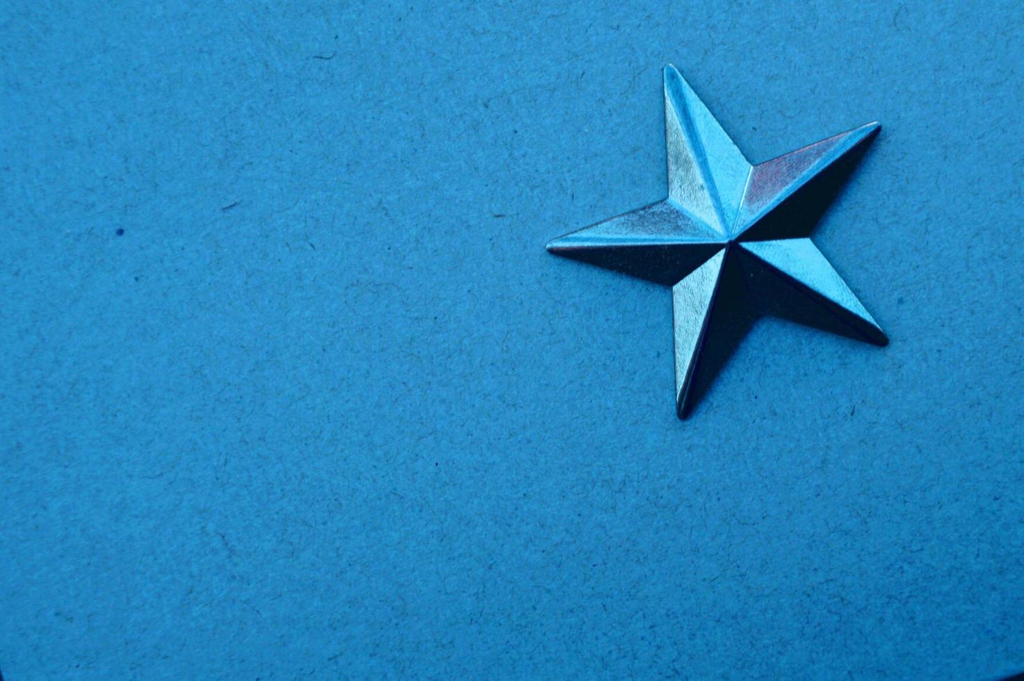 uma estrela azul no fundo azul foto