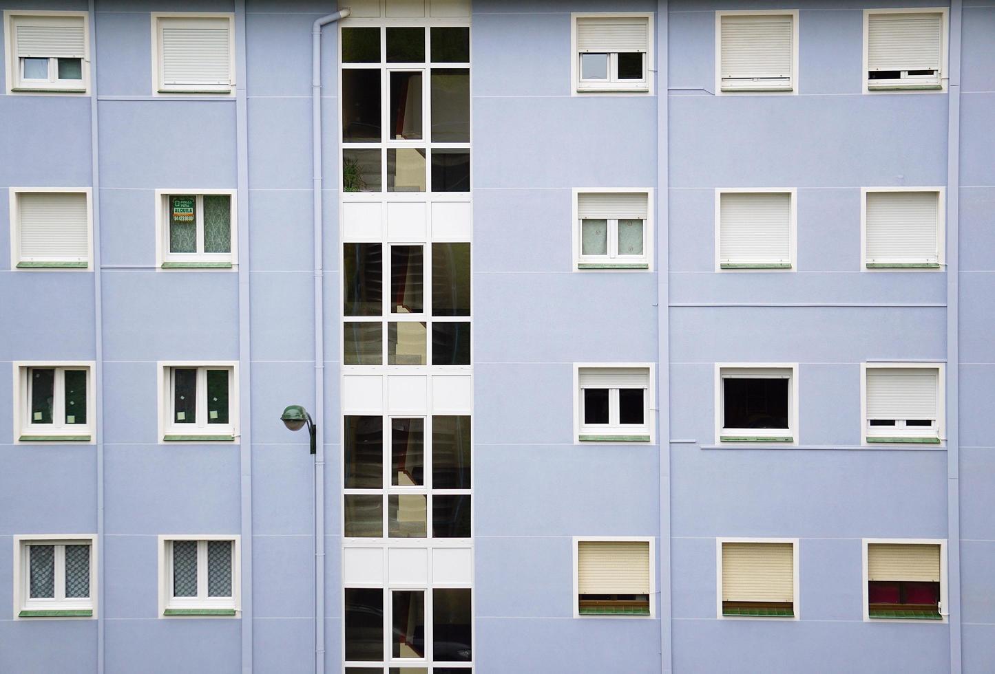 janelas na fachada azul do edifício na cidade de bilbao, espanha foto