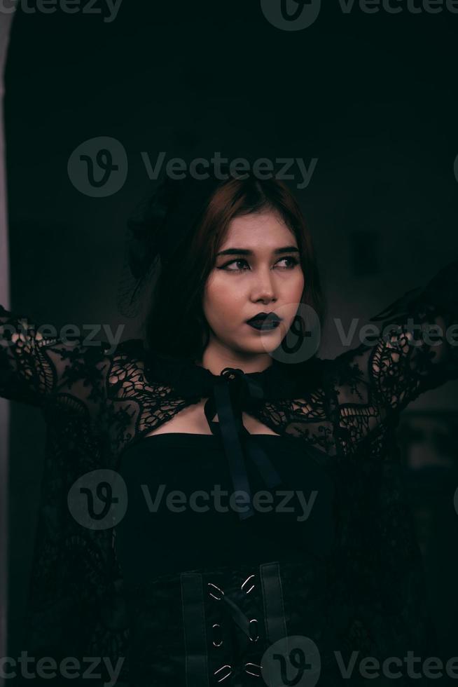 uma gótico ásia mulher vestidos acima com Preto faço acima e desgasta Preto roupas gostar uma assustador mulher às a velório foto