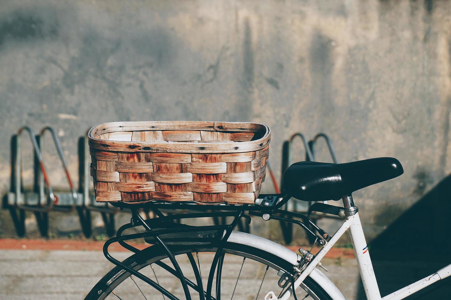 close-up de uma cesta em uma bicicleta foto