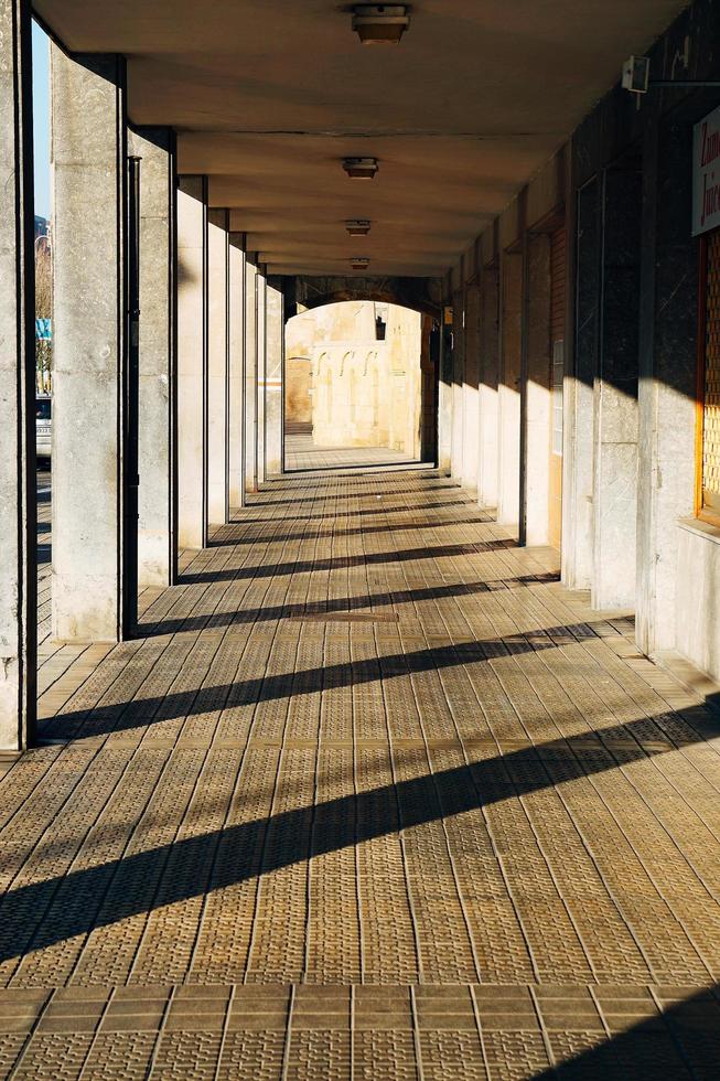 arquitetura de coluna na rua em bilbao city, espanha foto