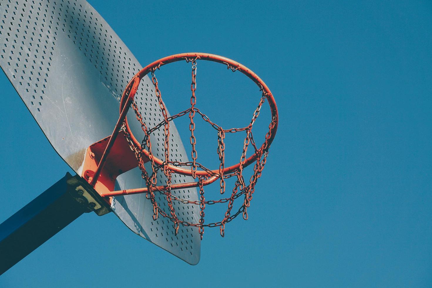 cesta de basquete de rua em bilbao city, espanha foto