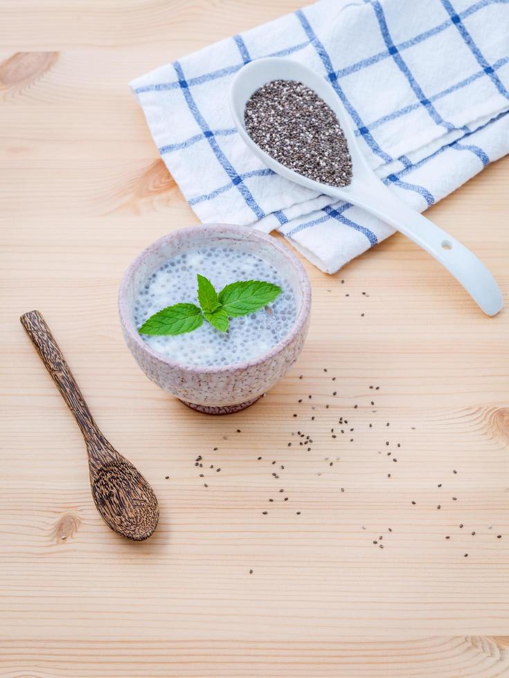 pasta de semente de chia em uma mesa foto