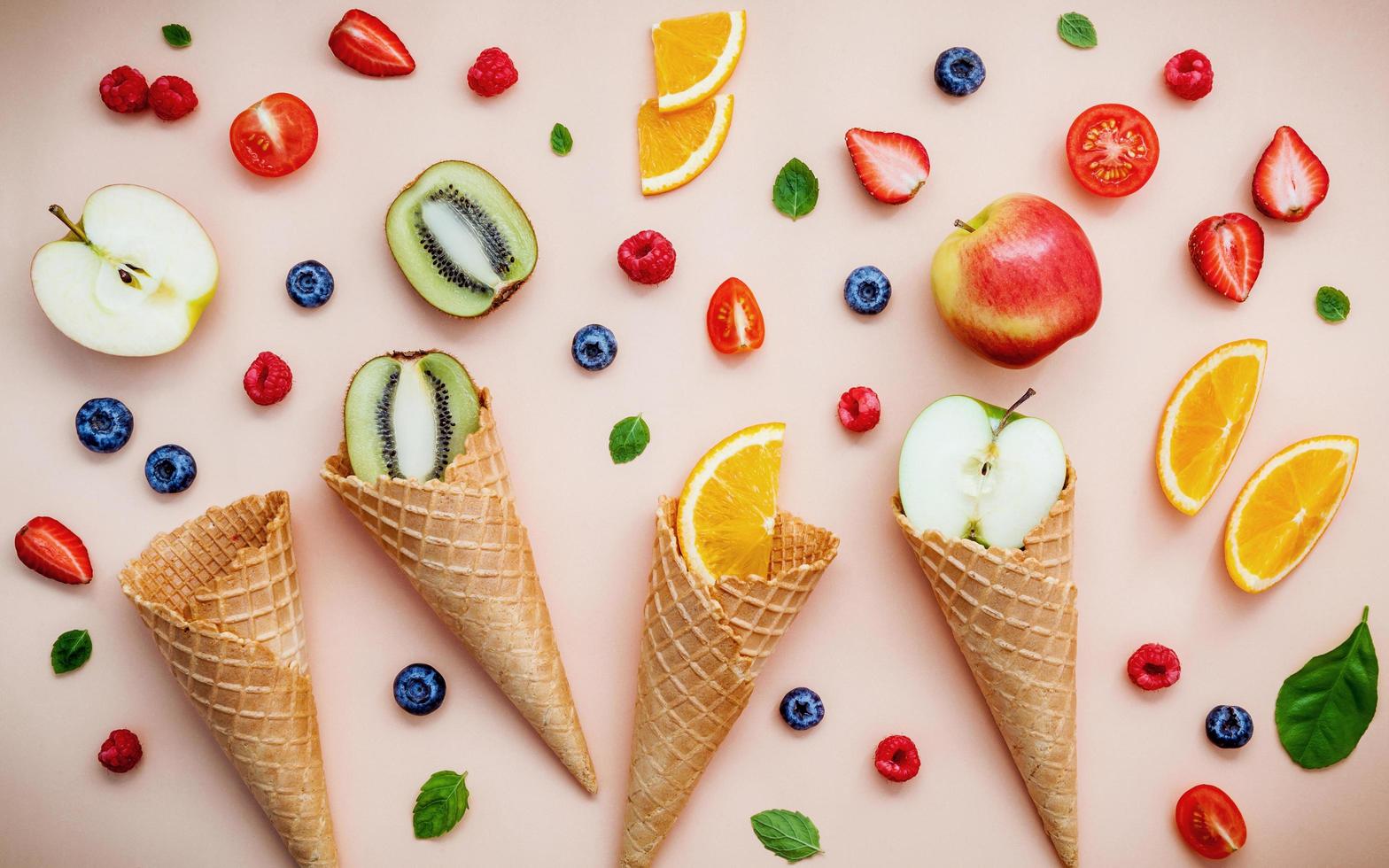 frutas frescas e cones de waffle foto