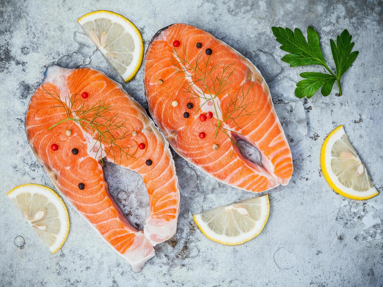 dois filetes de salmão foto