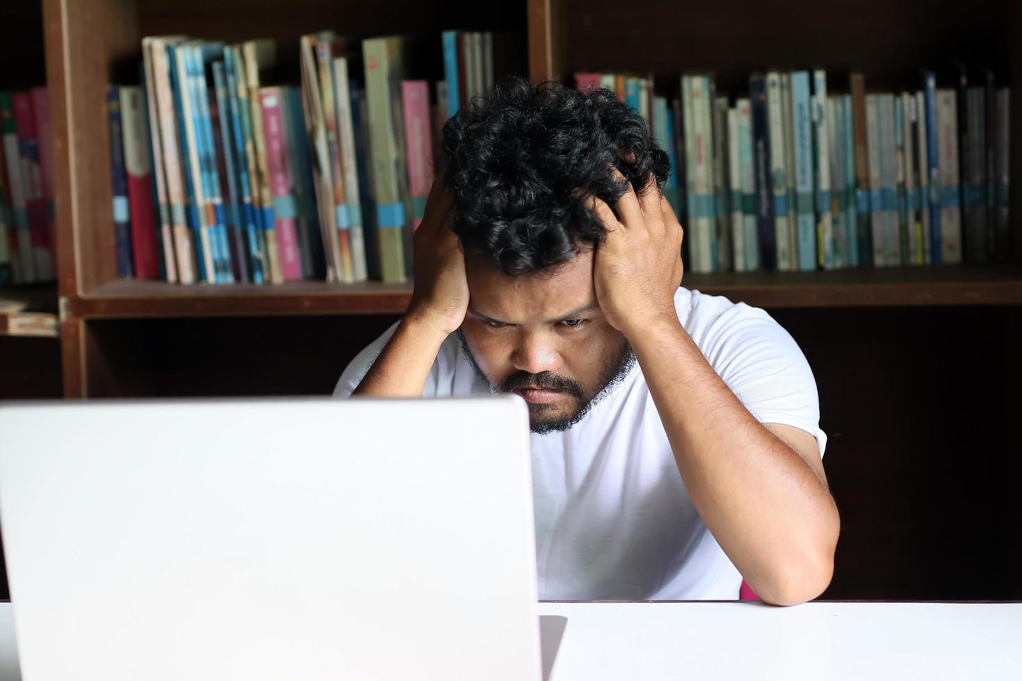 o funcionário está estressado com seu trabalho foto