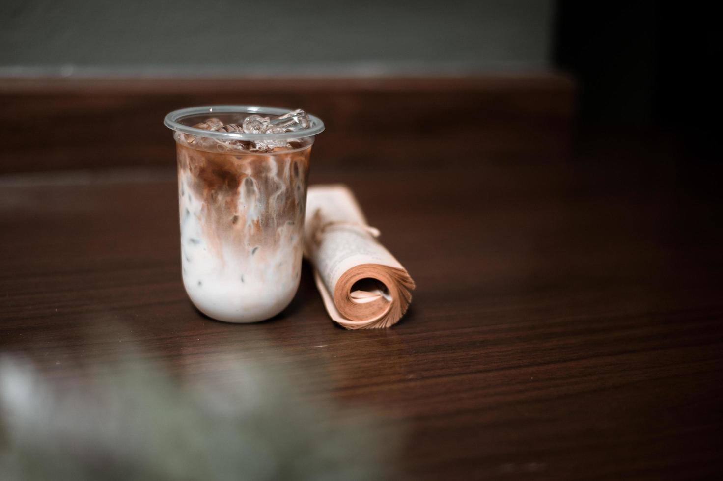 copo de café com leite na mesa foto