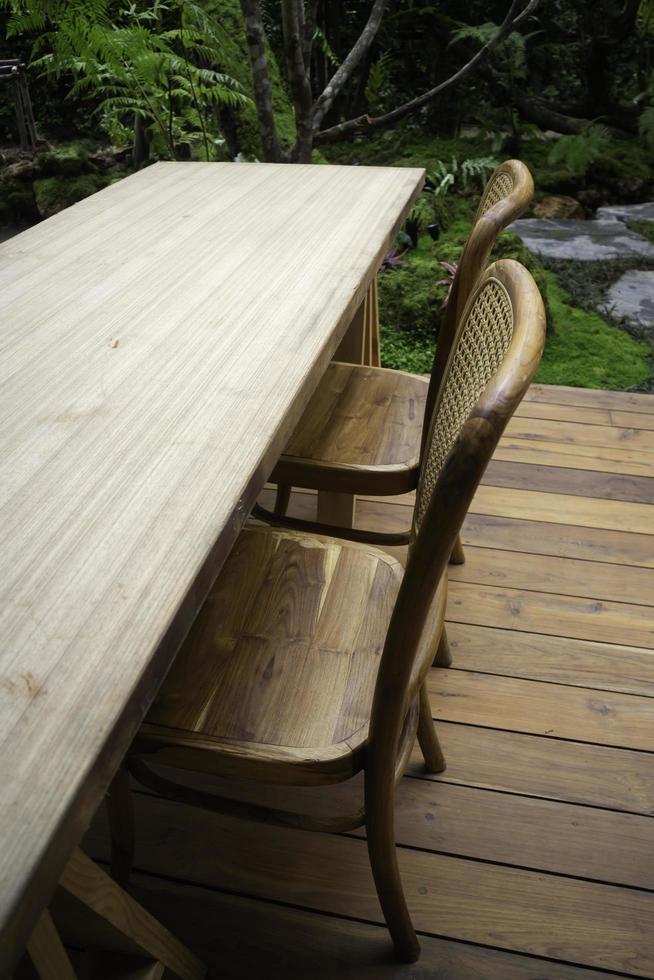 mesa e cadeiras de madeira no pátio foto