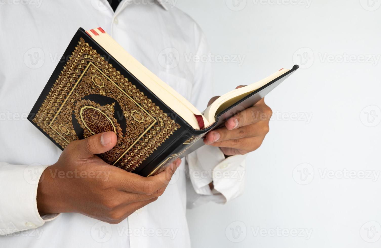 homem lendo a piedosos Alcorão livro foto
