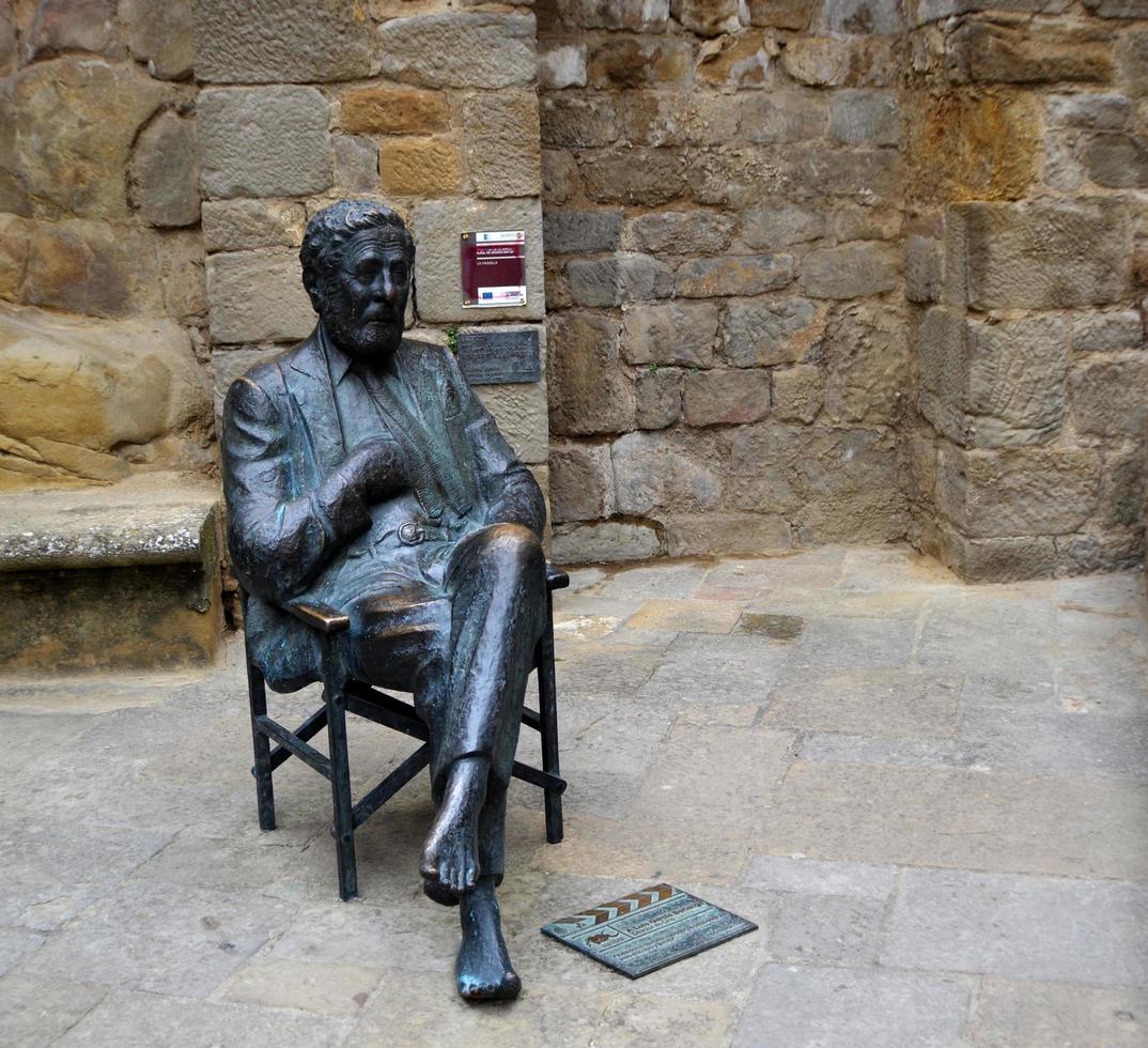 estátua em homenagem ao cineasta espanhol luis garcia berlanga na cidade de sos del rey catolico, 2012 foto