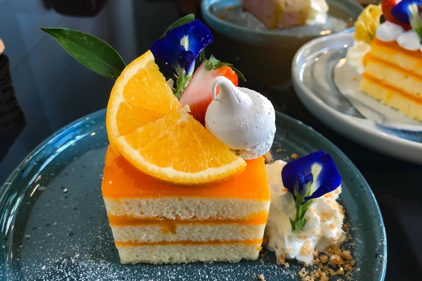 Bolo de laranja com cobertura de laranja no prato pronto para comer foto