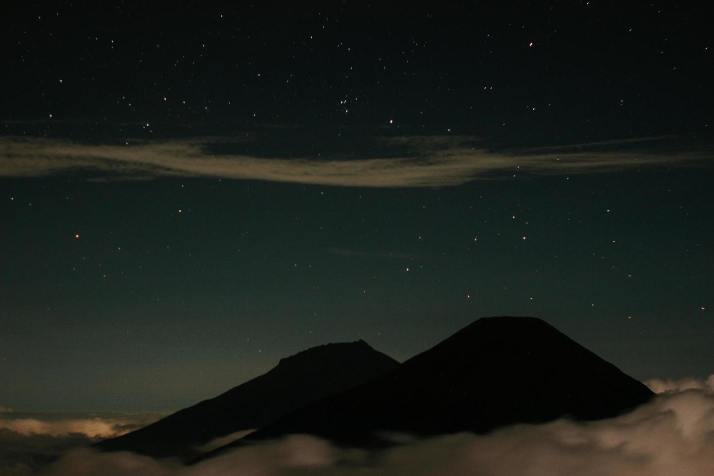 noite da Via Láctea próxima às montanhas foto