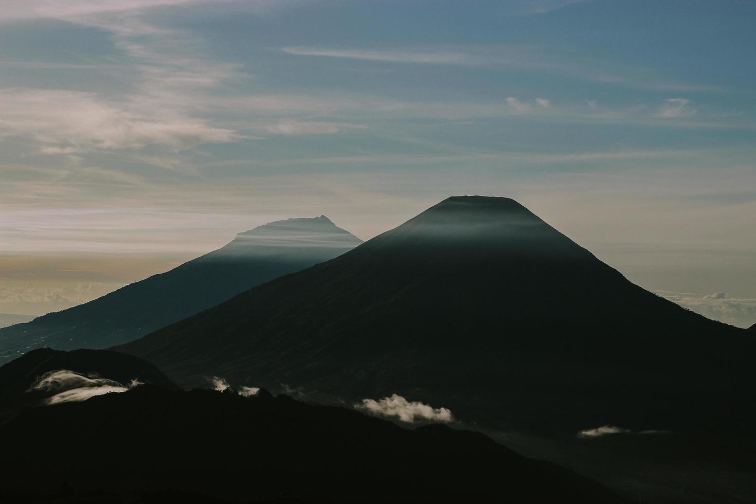 pico de montanha nublado foto