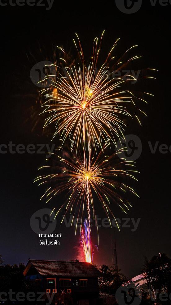 fogos de artifício sobre o templo no céu escuro foto