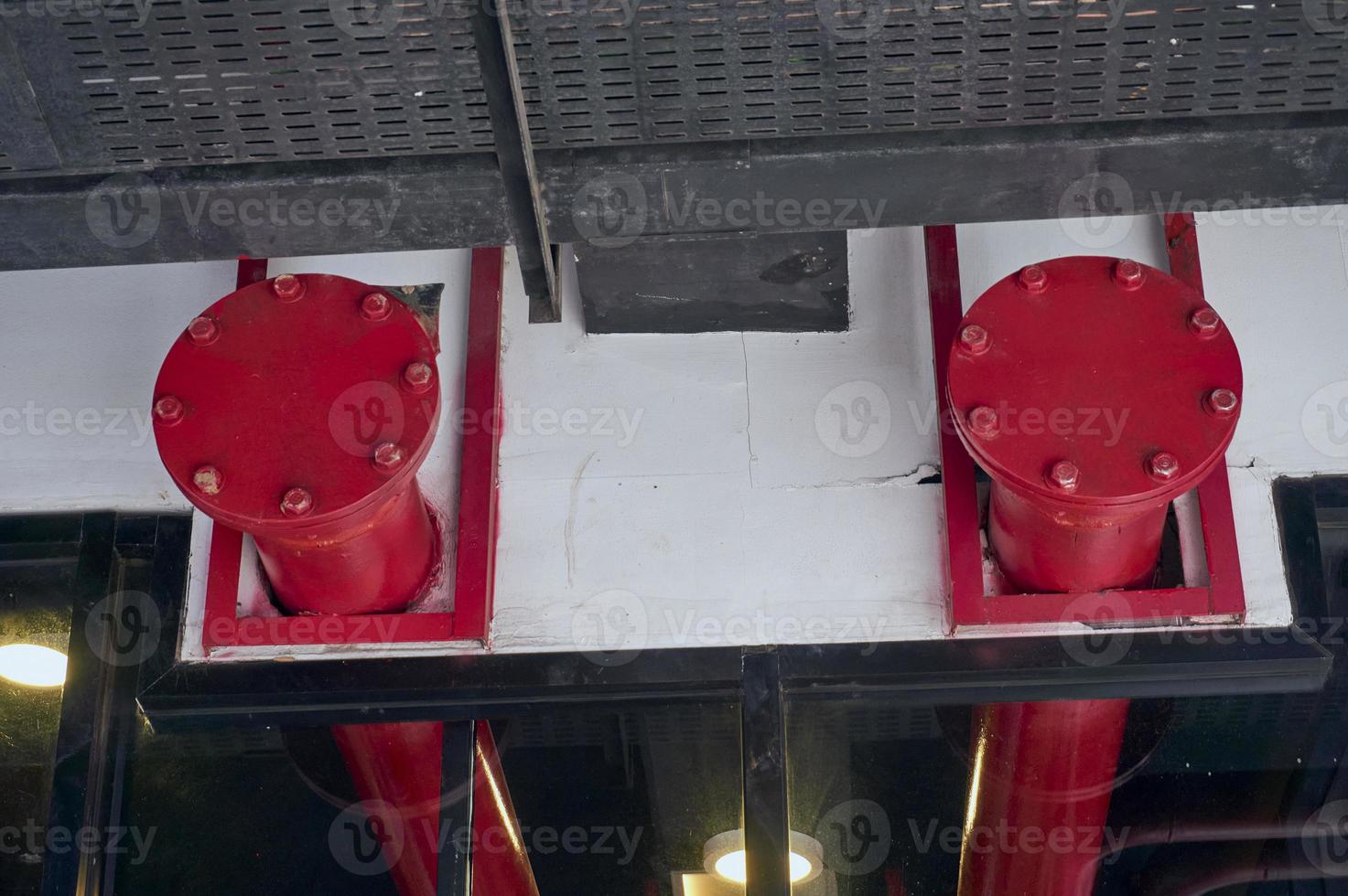 vermelho combate a incêndios água gasoduto do fogo proteção sistemas com aparafusado mesa e cego ou em branco mesa debaixo cobertura com cabide para segurança fogo prevenção. emergência fogo acidente. indústria equipamento foto