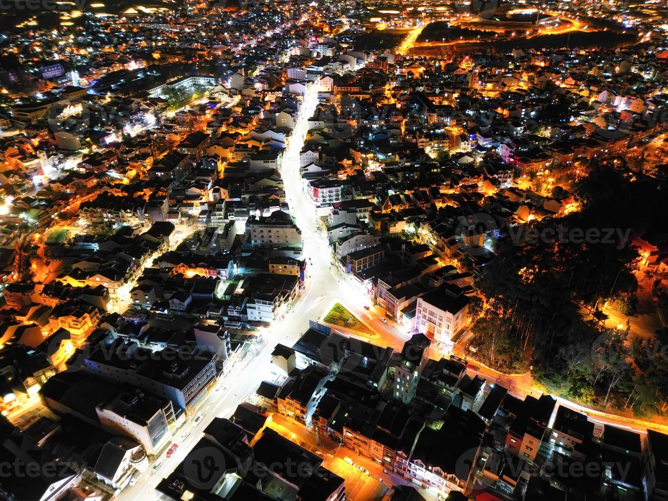 iluminado noite Visão do da lat cidade, Vietnã uma cativante exibição do cidade luzes contra a Sombrio estrelado céu foto
