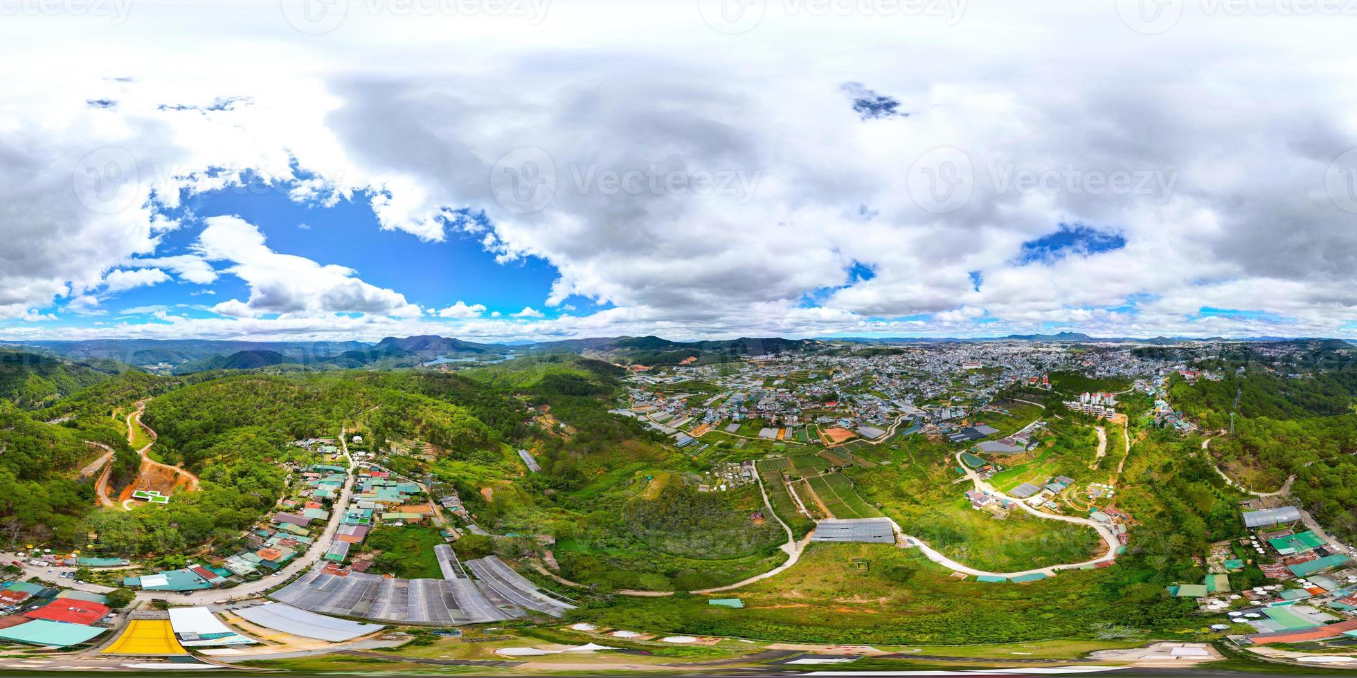 360 panorama do cênico prenn passar dentro da lat cidade, Vietnã uma tirar o fôlego Visão do paisagem urbana, azul céu, e majestoso montanhas em a horizonte foto