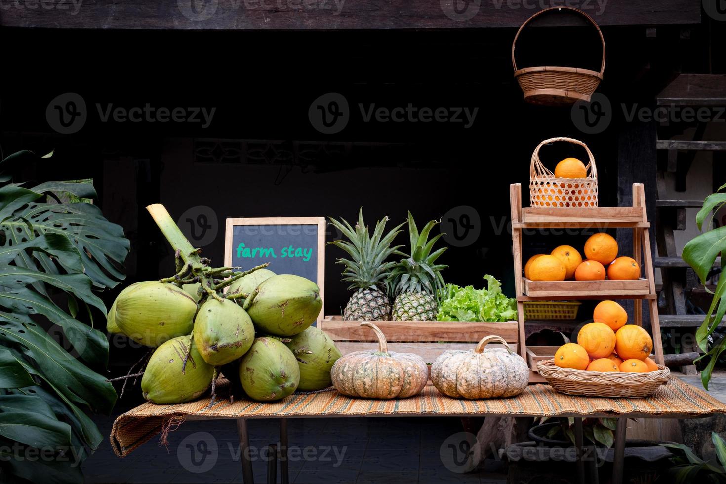 saudável natural variedade do frutas em a mesa às a Fazenda fique foto