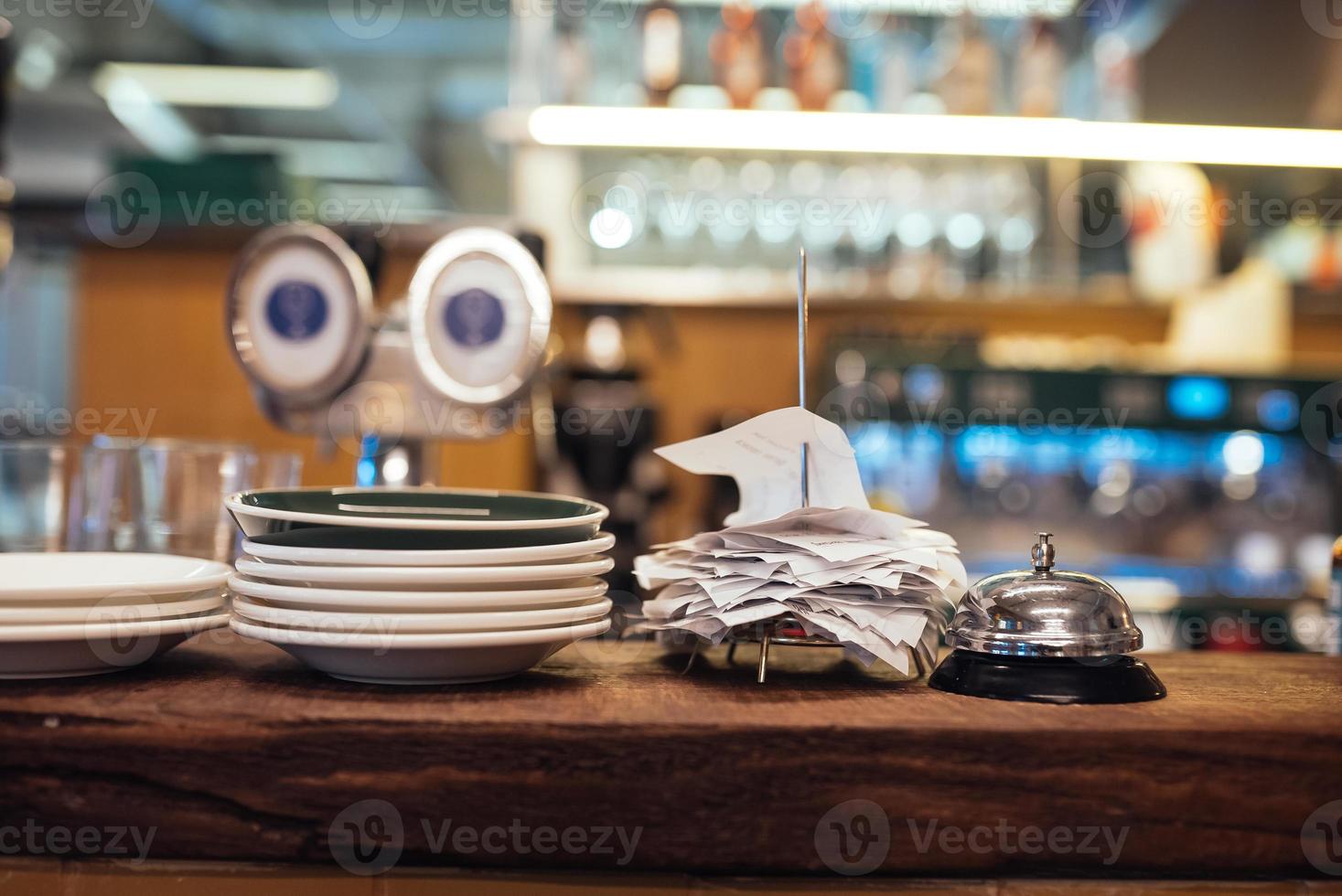 balcão com pedidos em um café, fundo desfocado foto