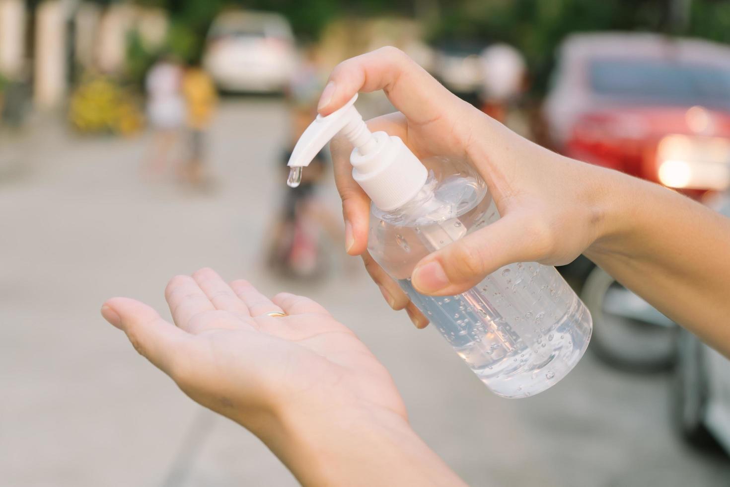 mulher limpando as mãos com álcool em gel, conceito de saúde foto