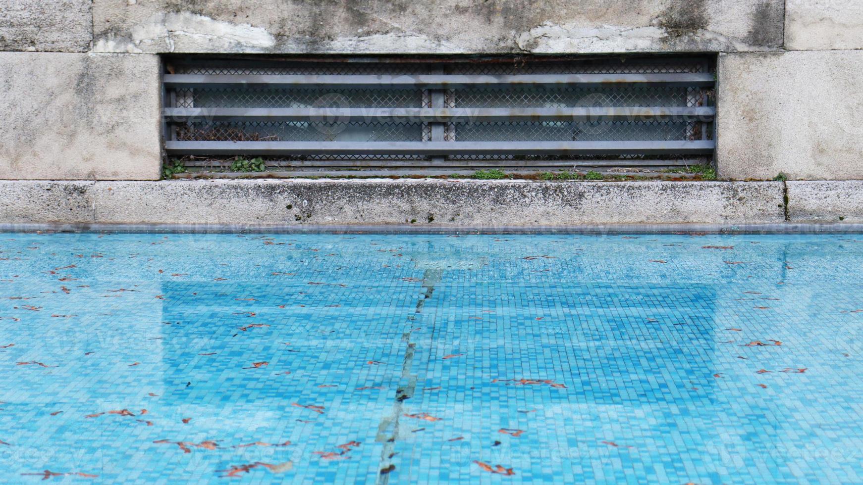 medieval fonte com Claro azul água dentro Bérgamo, Itália conceito foto. foto