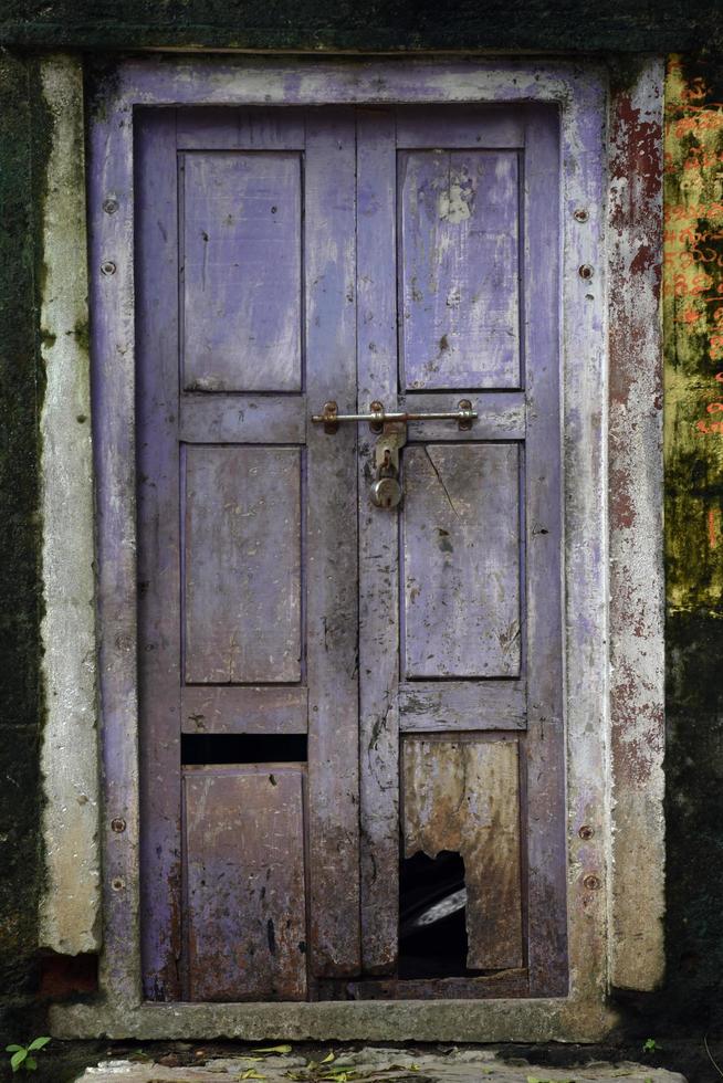 construção velha escola porta de madeira foto