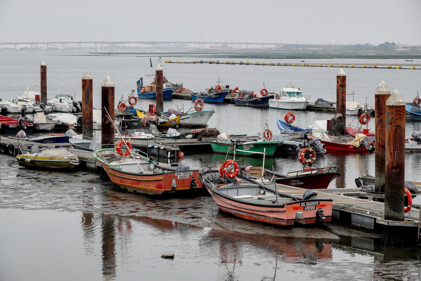 diversos barcos coloridos nas docas foto