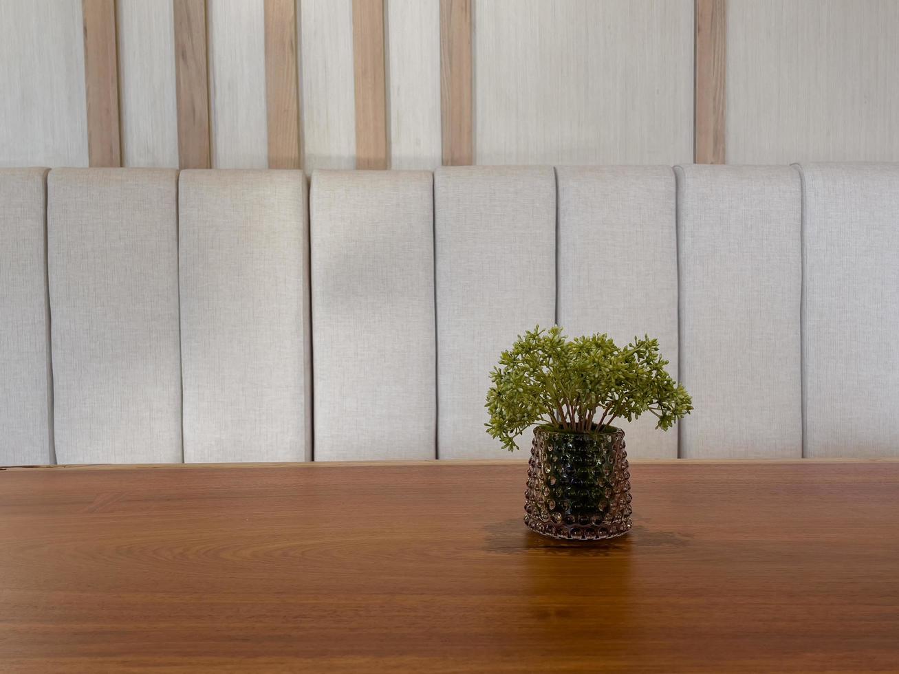 mesa de espaço livre com planta verde foto