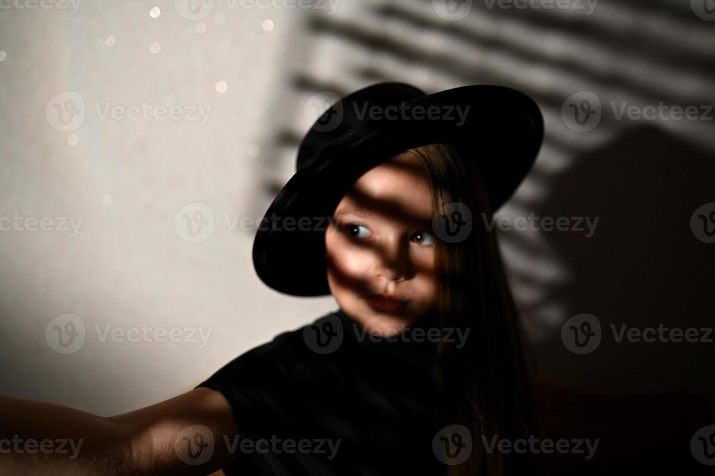 a menina parece para dentro a distância. uma romântico imagem. retrato do uma lindo mulher com grandes cabelo olhando para dentro a distância. foto