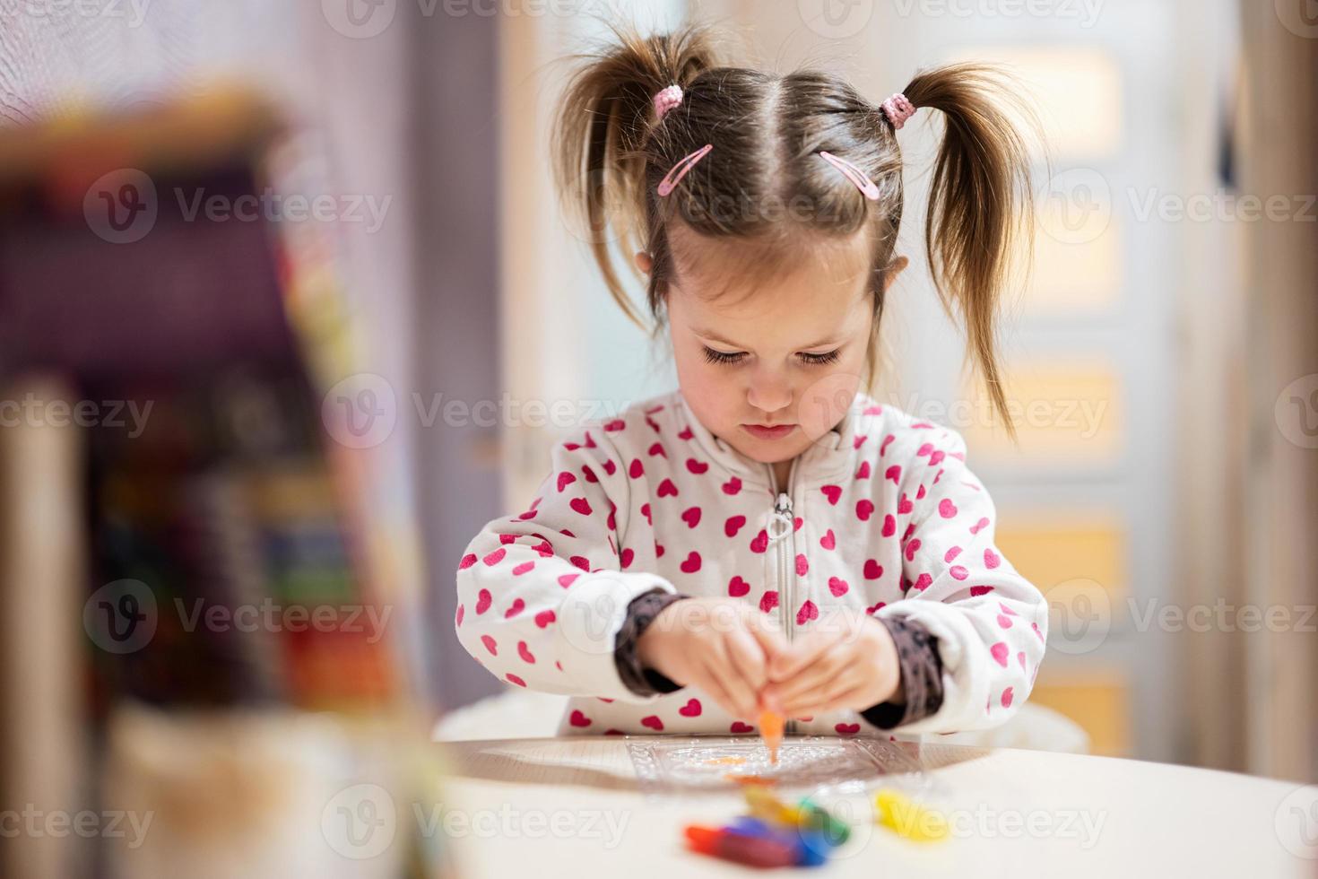 bebê menina com tranças e gato decoração arte com brilhar decoração tubo do  pintar. 20456864 Foto de stock no Vecteezy