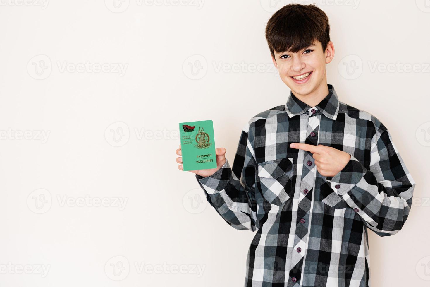 jovem adolescente Garoto segurando vanuatu Passaporte olhando positivo e feliz em pé e sorridente com uma confiante sorrir contra branco fundo. foto