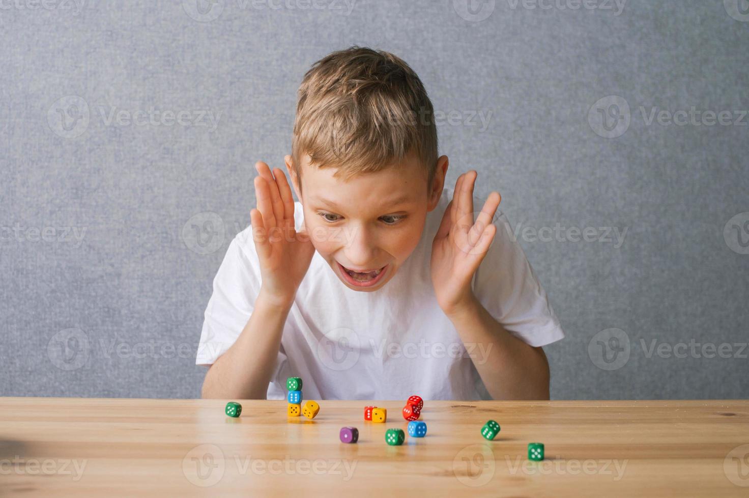 fofa Garoto tocam com multicolorido jogando dados para borda jogo, constrói uma torre acima foto