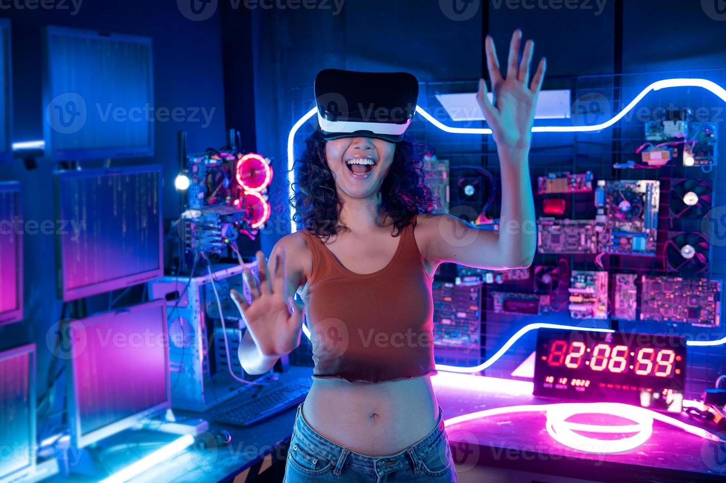 uma jovem ásia mulher usando virtual realidade , vr caixa para jogar conectados jogos ou Assistir filme foto